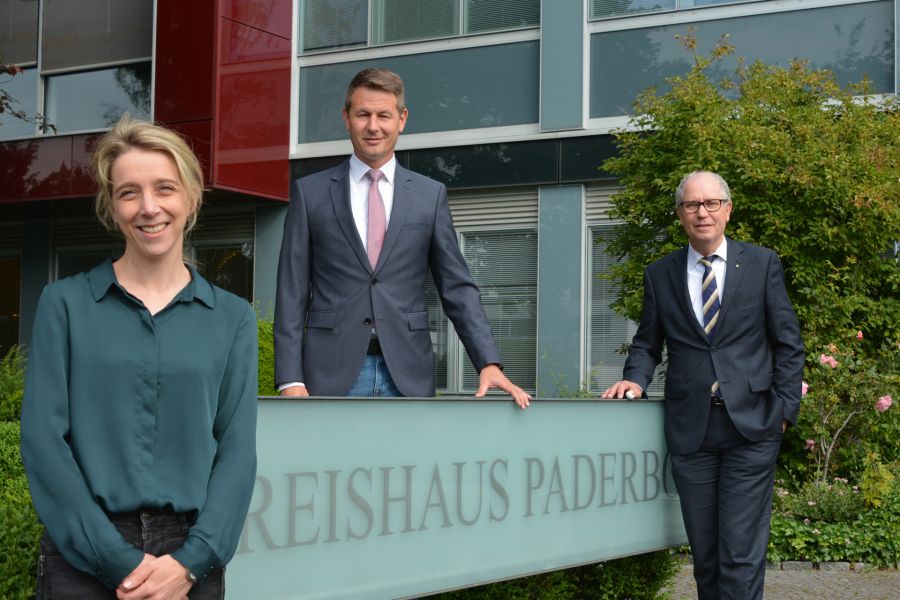 Neue Amtsleitungen ernannt, v.l.: Kirsten Rüenbrink, Günther Agethen und Landrat Manfred Müller Foto: Kreis Paderborn, Amt für Presse- und Öffentlichkeitsarbeit, Meike Delang